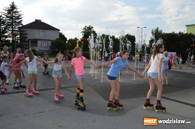 Zdjęcie w galerii na portalu naszwodzislaw.com: Zabawy przy fontannie z radlińskim MOK-iem wiadomości z regionu