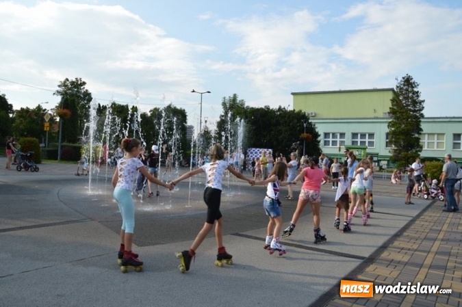 Zdjęcie w galerii na portalu naszwodzislaw.com: Zabawy przy fontannie z radlińskim MOK-iem wiadomości z regionu