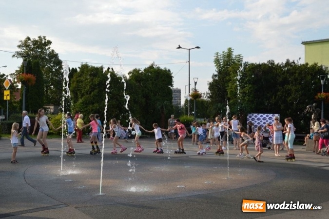 Zdjęcie w galerii na portalu naszwodzislaw.com: Zabawy przy fontannie z radlińskim MOK-iem wiadomości z regionu