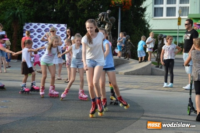 Zdjęcie w galerii na portalu naszwodzislaw.com: Zabawy przy fontannie z radlińskim MOK-iem wiadomości z regionu