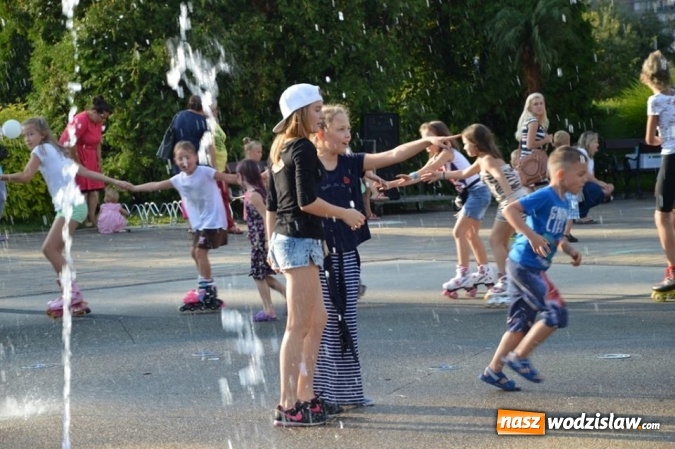 Zdjęcie w galerii na portalu naszwodzislaw.com: Zabawy przy fontannie z radlińskim MOK-iem wiadomości z regionu