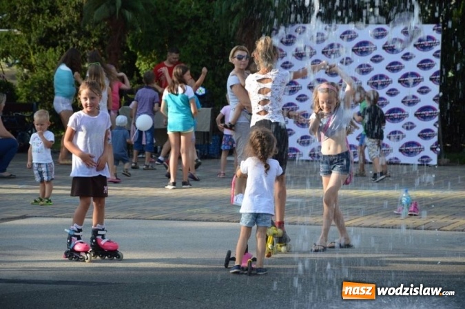 Zdjęcie w galerii na portalu naszwodzislaw.com: Zabawy przy fontannie z radlińskim MOK-iem wiadomości z regionu