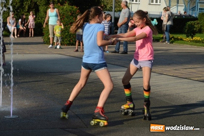 Zdjęcie w galerii na portalu naszwodzislaw.com: Zabawy przy fontannie z radlińskim MOK-iem wiadomości z regionu