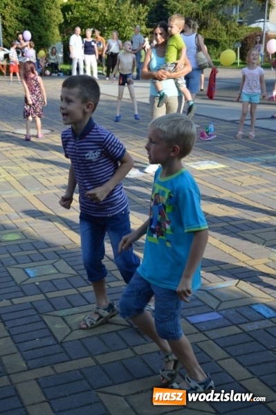 Zdjęcie w galerii na portalu naszwodzislaw.com: Zabawy przy fontannie z radlińskim MOK-iem wiadomości z regionu