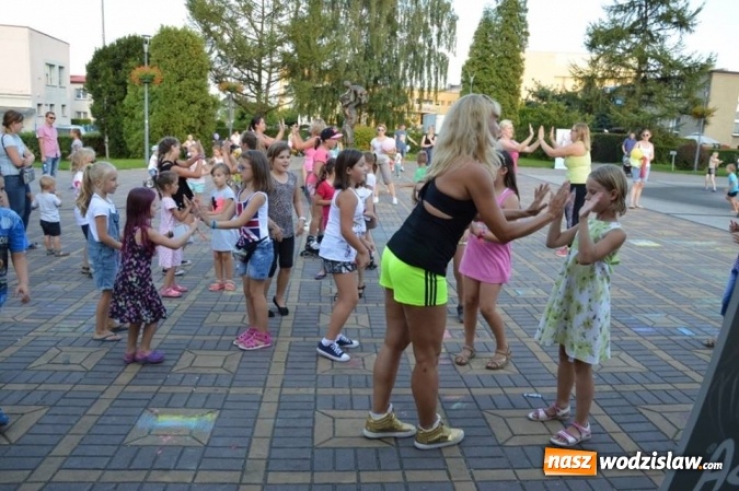 Zdjęcie w galerii na portalu naszwodzislaw.com: Zabawy przy fontannie z radlińskim MOK-iem wiadomości z regionu