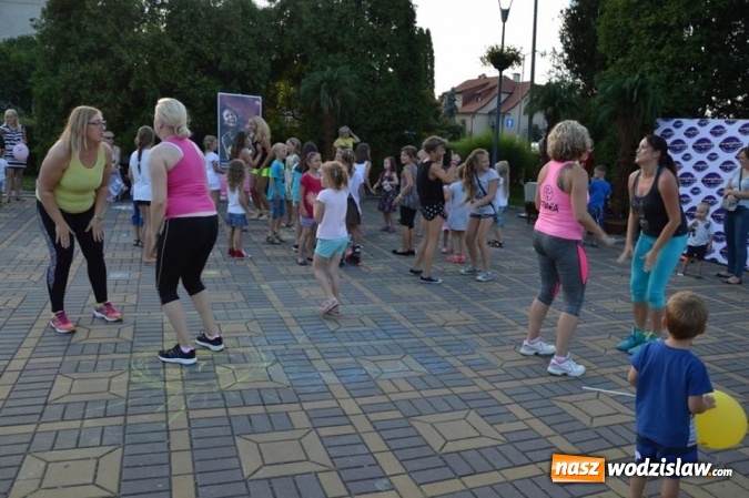 Zdjęcie w galerii na portalu naszwodzislaw.com: Zabawy przy fontannie z radlińskim MOK-iem wiadomości z regionu