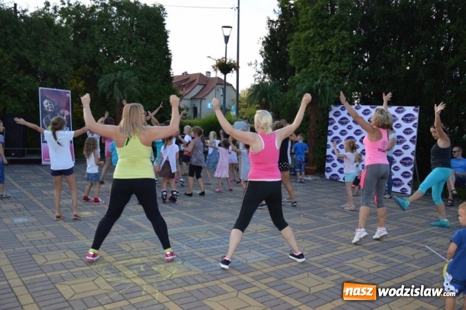 Zdjęcie w galerii na portalu naszwodzislaw.com: Zabawy przy fontannie z radlińskim MOK-iem wiadomości z regionu