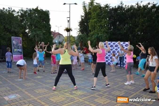 Zdjęcie w galerii na portalu naszwodzislaw.com: Zabawy przy fontannie z radlińskim MOK-iem wiadomości z regionu