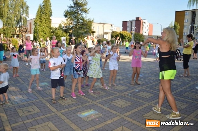 Zdjęcie w galerii na portalu naszwodzislaw.com: Zabawy przy fontannie z radlińskim MOK-iem wiadomości z regionu