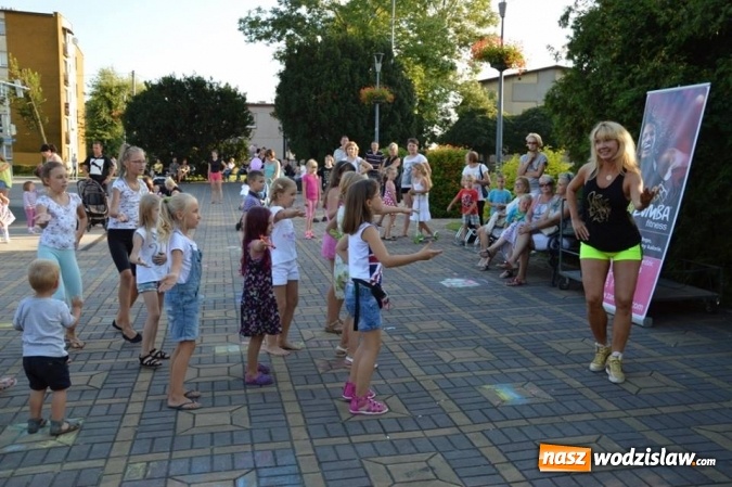 Zdjęcie w galerii na portalu naszwodzislaw.com: Zabawy przy fontannie z radlińskim MOK-iem wiadomości z regionu