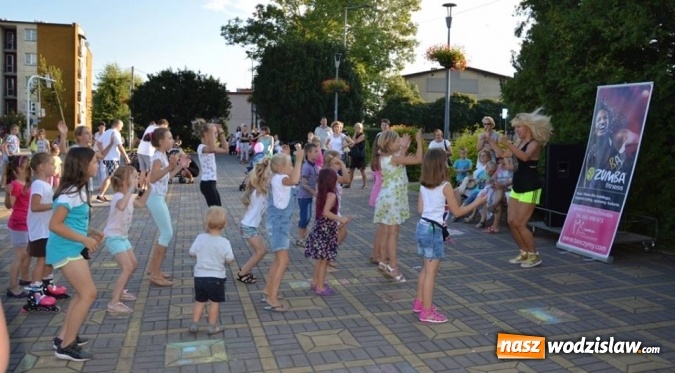 Zdjęcie w galerii na portalu naszwodzislaw.com: Zabawy przy fontannie z radlińskim MOK-iem wiadomości z regionu