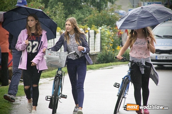 Zdjęcie w galerii na portalu naszwodzislaw.com: Dożynki 2016 – potężny korowód przejechał przez Bełsznicę  wiadomości z regionu