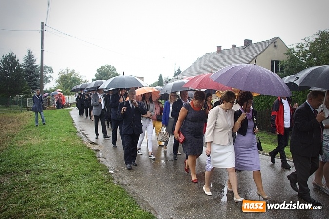 Zdjęcie w galerii na portalu naszwodzislaw.com: Dożynki 2016 – potężny korowód przejechał przez Bełsznicę  wiadomości z regionu