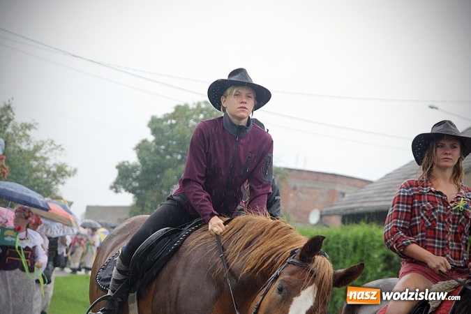 Zdjęcie w galerii na portalu naszwodzislaw.com: Dożynki 2016 – potężny korowód przejechał przez Bełsznicę  wiadomości z regionu