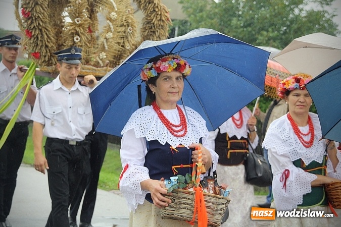 Zdjęcie w galerii na portalu naszwodzislaw.com: Dożynki 2016 – potężny korowód przejechał przez Bełsznicę  wiadomości z regionu
