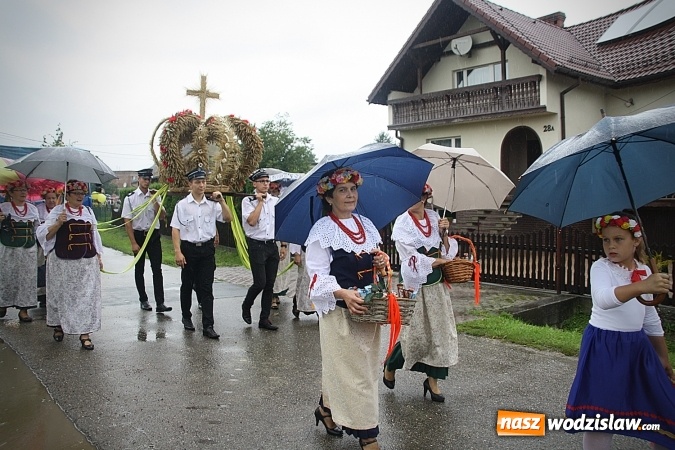 Zdjęcie w galerii na portalu naszwodzislaw.com: Dożynki 2016 – potężny korowód przejechał przez Bełsznicę  wiadomości z regionu