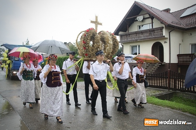 Zdjęcie w galerii na portalu naszwodzislaw.com: Dożynki 2016 – potężny korowód przejechał przez Bełsznicę  wiadomości z regionu