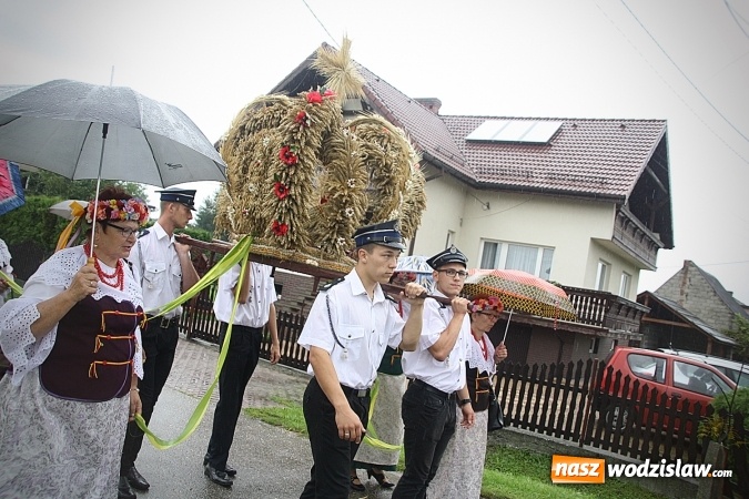 Zdjęcie w galerii na portalu naszwodzislaw.com: Dożynki 2016 – potężny korowód przejechał przez Bełsznicę  wiadomości z regionu