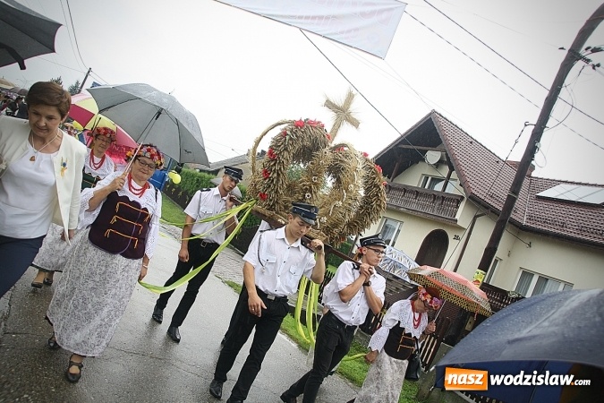 Zdjęcie w galerii na portalu naszwodzislaw.com: Dożynki 2016 – potężny korowód przejechał przez Bełsznicę  wiadomości z regionu