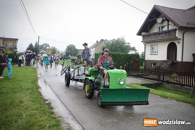 Zdjęcie w galerii na portalu naszwodzislaw.com: Dożynki 2016 – potężny korowód przejechał przez Bełsznicę  wiadomości z regionu