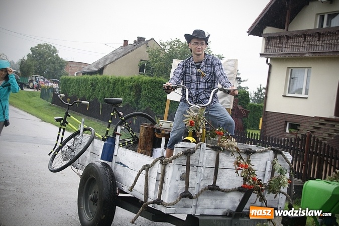 Zdjęcie w galerii na portalu naszwodzislaw.com: Dożynki 2016 – potężny korowód przejechał przez Bełsznicę  wiadomości z regionu