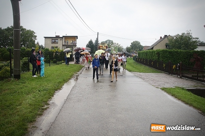 Zdjęcie w galerii na portalu naszwodzislaw.com: Dożynki 2016 – potężny korowód przejechał przez Bełsznicę  wiadomości z regionu