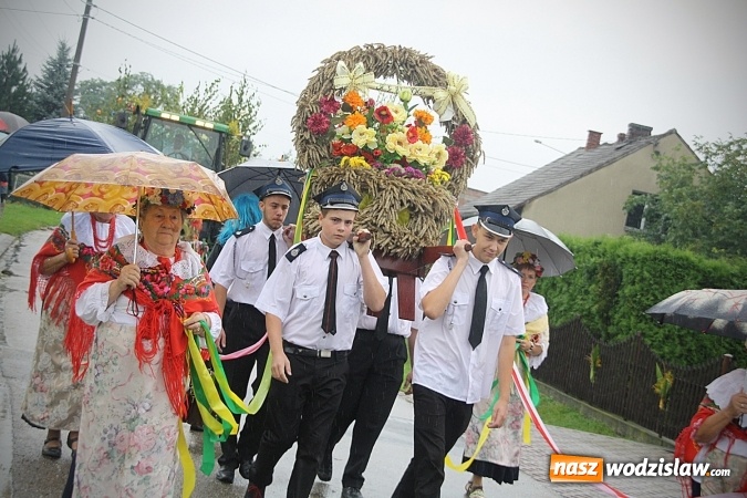 Zdjęcie w galerii na portalu naszwodzislaw.com: Dożynki 2016 – potężny korowód przejechał przez Bełsznicę  wiadomości z regionu