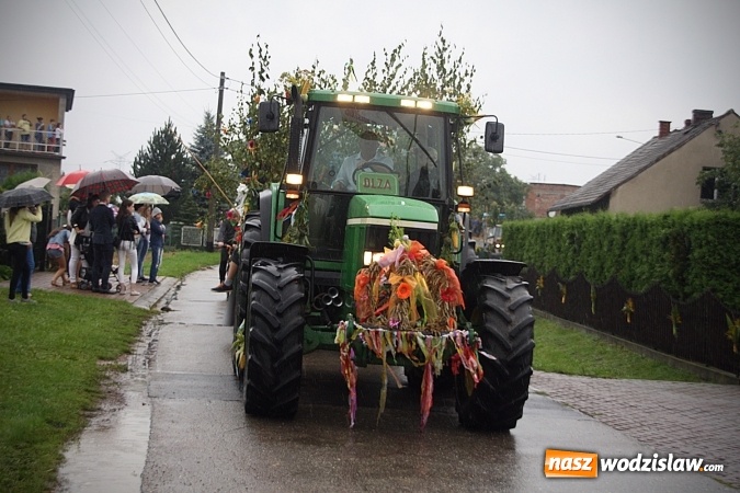 Zdjęcie w galerii na portalu naszwodzislaw.com: Dożynki 2016 – potężny korowód przejechał przez Bełsznicę  wiadomości z regionu