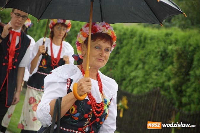 Zdjęcie w galerii na portalu naszwodzislaw.com: Dożynki 2016 – potężny korowód przejechał przez Bełsznicę  wiadomości z regionu