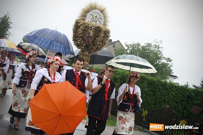 Zdjęcie w galerii na portalu naszwodzislaw.com: Dożynki 2016 – potężny korowód przejechał przez Bełsznicę  wiadomości z regionu