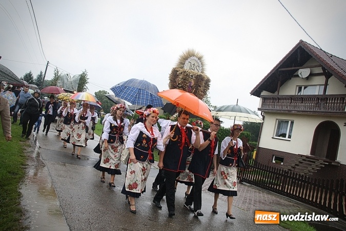 Zdjęcie w galerii na portalu naszwodzislaw.com: Dożynki 2016 – potężny korowód przejechał przez Bełsznicę  wiadomości z regionu