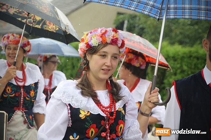 Zdjęcie w galerii na portalu naszwodzislaw.com: Dożynki 2016 – potężny korowód przejechał przez Bełsznicę  wiadomości z regionu