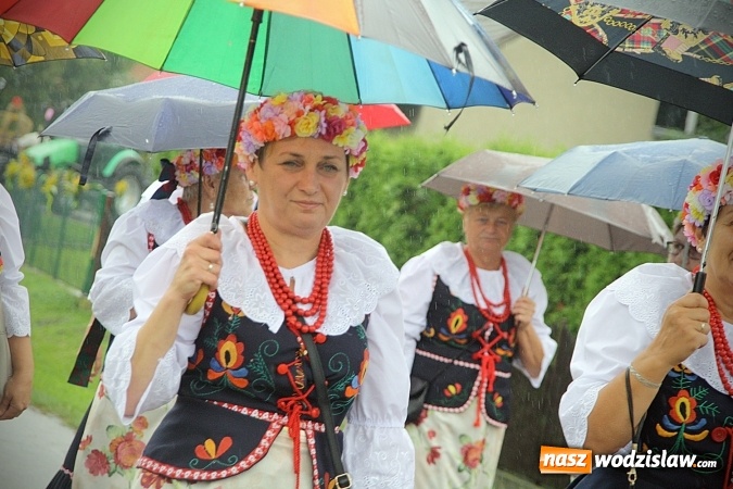 Zdjęcie w galerii na portalu naszwodzislaw.com: Dożynki 2016 – potężny korowód przejechał przez Bełsznicę  wiadomości z regionu