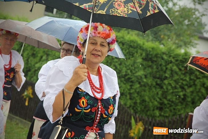 Zdjęcie w galerii na portalu naszwodzislaw.com: Dożynki 2016 – potężny korowód przejechał przez Bełsznicę  wiadomości z regionu