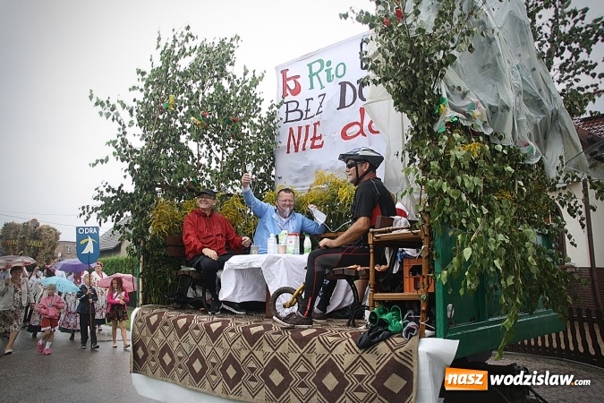 Zdjęcie w galerii na portalu naszwodzislaw.com: Dożynki 2016 – potężny korowód przejechał przez Bełsznicę  wiadomości z regionu