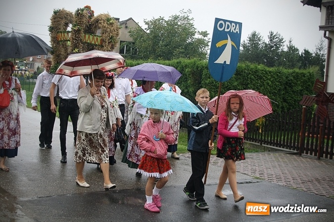 Zdjęcie w galerii na portalu naszwodzislaw.com: Dożynki 2016 – potężny korowód przejechał przez Bełsznicę  wiadomości z regionu