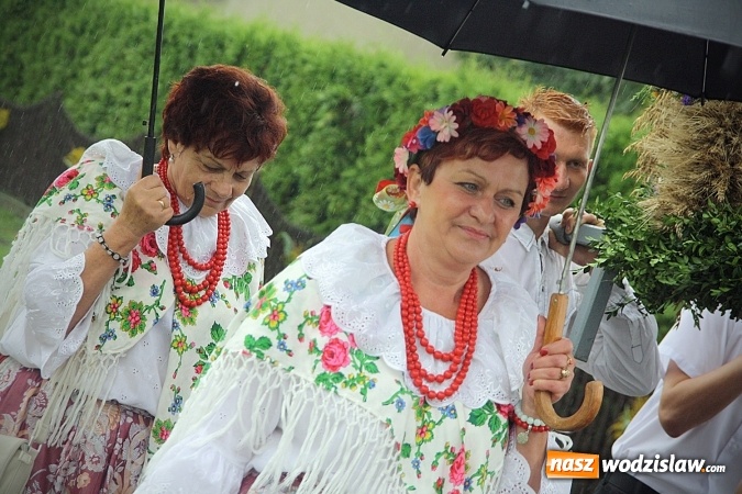 Zdjęcie w galerii na portalu naszwodzislaw.com: Dożynki 2016 – potężny korowód przejechał przez Bełsznicę  wiadomości z regionu