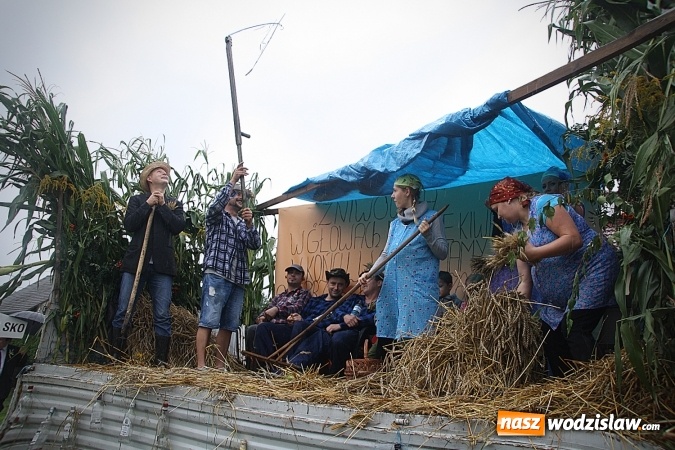 Zdjęcie w galerii na portalu naszwodzislaw.com: Dożynki 2016 – potężny korowód przejechał przez Bełsznicę  wiadomości z regionu