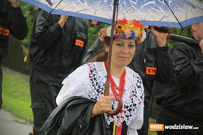 Zdjęcie w galerii na portalu naszwodzislaw.com: Dożynki 2016 – potężny korowód przejechał przez Bełsznicę  wiadomości z regionu