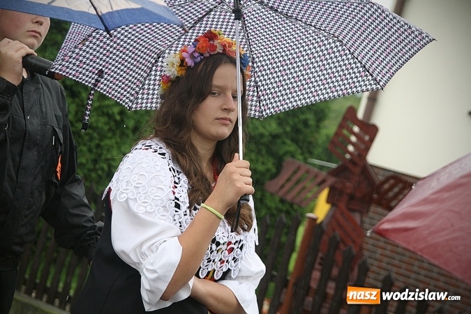 Zdjęcie w galerii na portalu naszwodzislaw.com: Dożynki 2016 – potężny korowód przejechał przez Bełsznicę  wiadomości z regionu