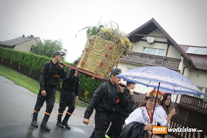 Zdjęcie w galerii na portalu naszwodzislaw.com: Dożynki 2016 – potężny korowód przejechał przez Bełsznicę  wiadomości z regionu