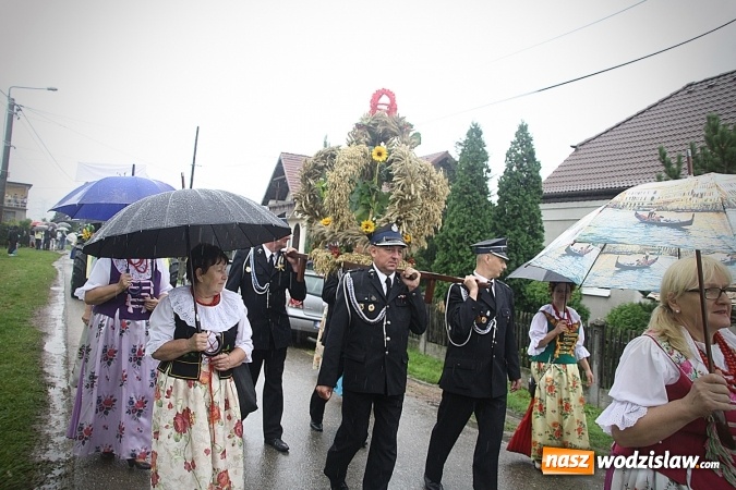 Zdjęcie w galerii na portalu naszwodzislaw.com: Dożynki 2016 – potężny korowód przejechał przez Bełsznicę  wiadomości z regionu