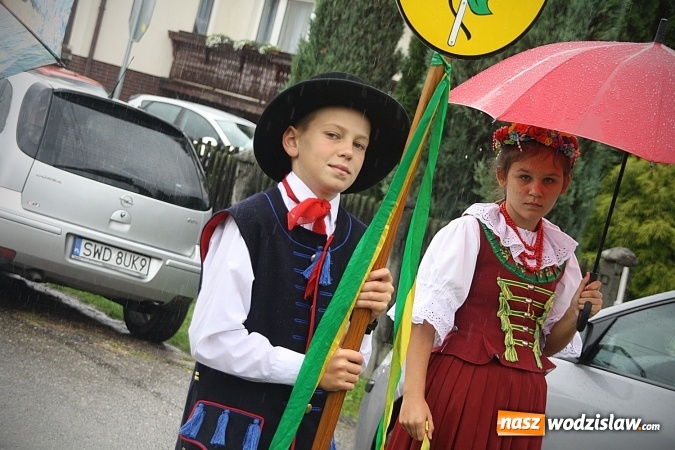 Zdjęcie w galerii na portalu naszwodzislaw.com: Dożynki 2016 – potężny korowód przejechał przez Bełsznicę  wiadomości z regionu
