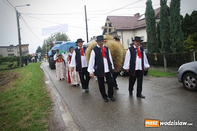 Zdjęcie w galerii na portalu naszwodzislaw.com: Dożynki 2016 – potężny korowód przejechał przez Bełsznicę  wiadomości z regionu