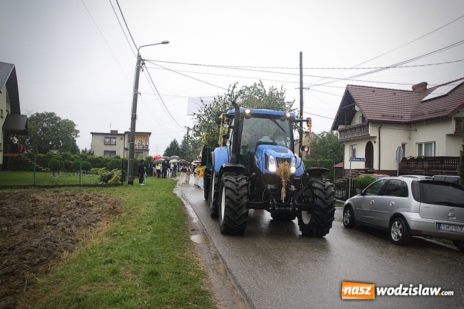 Zdjęcie w galerii na portalu naszwodzislaw.com: Dożynki 2016 – potężny korowód przejechał przez Bełsznicę  wiadomości z regionu