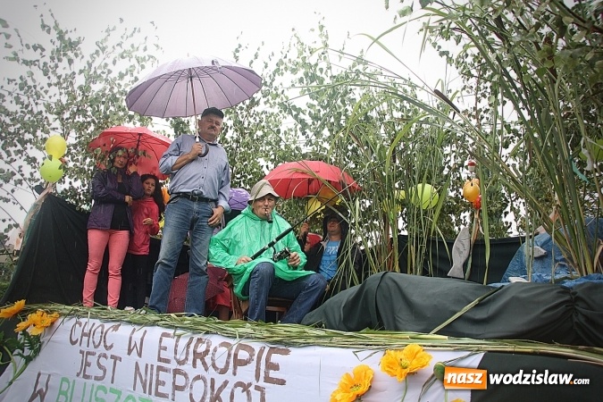 Zdjęcie w galerii na portalu naszwodzislaw.com: Dożynki 2016 – potężny korowód przejechał przez Bełsznicę  wiadomości z regionu
