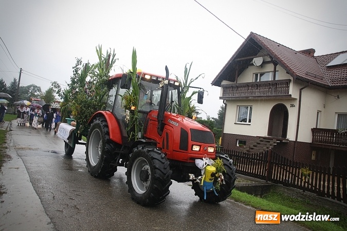 Zdjęcie w galerii na portalu naszwodzislaw.com: Dożynki 2016 – potężny korowód przejechał przez Bełsznicę  wiadomości z regionu