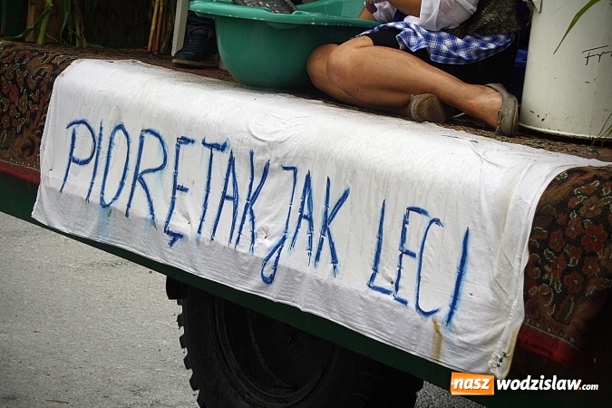 Zdjęcie w galerii na portalu naszwodzislaw.com: Dożynki 2016 – potężny korowód przejechał przez Bełsznicę  wiadomości z regionu