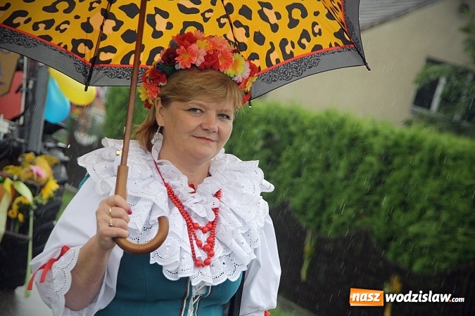 Zdjęcie w galerii na portalu naszwodzislaw.com: Dożynki 2016 – potężny korowód przejechał przez Bełsznicę  wiadomości z regionu