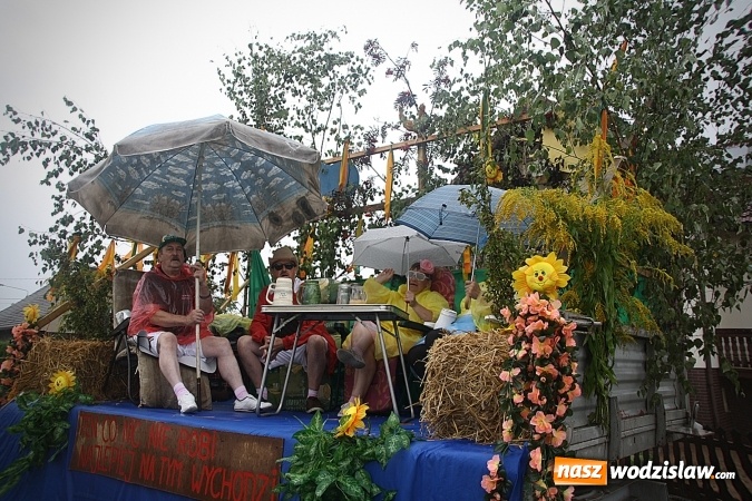 Zdjęcie w galerii na portalu naszwodzislaw.com: Dożynki 2016 – potężny korowód przejechał przez Bełsznicę  wiadomości z regionu